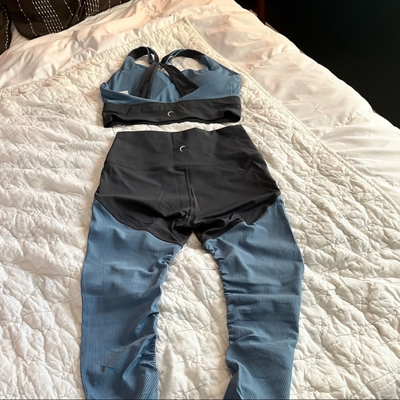 ZYIA Yoga Set - Top & Leggings - Picture 7 of 12